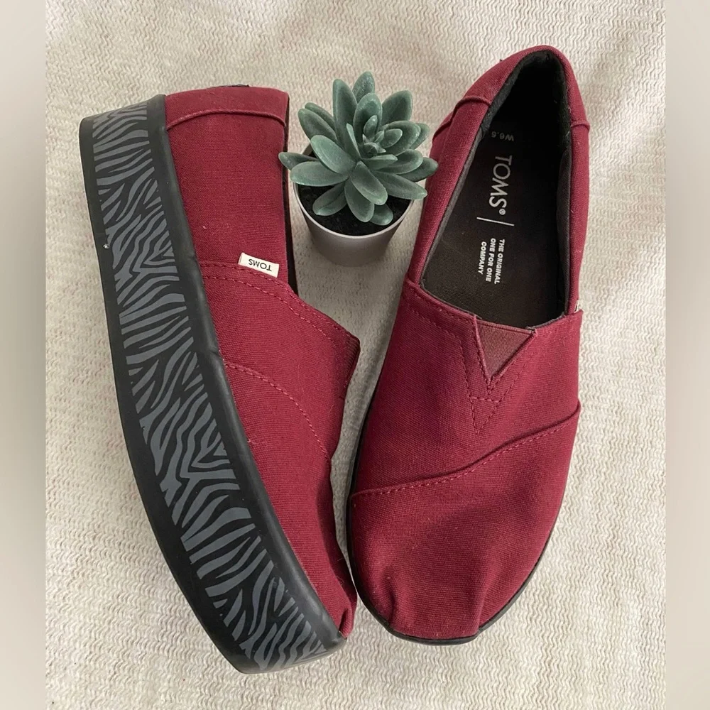 Like New Toms Slip On Sneakers